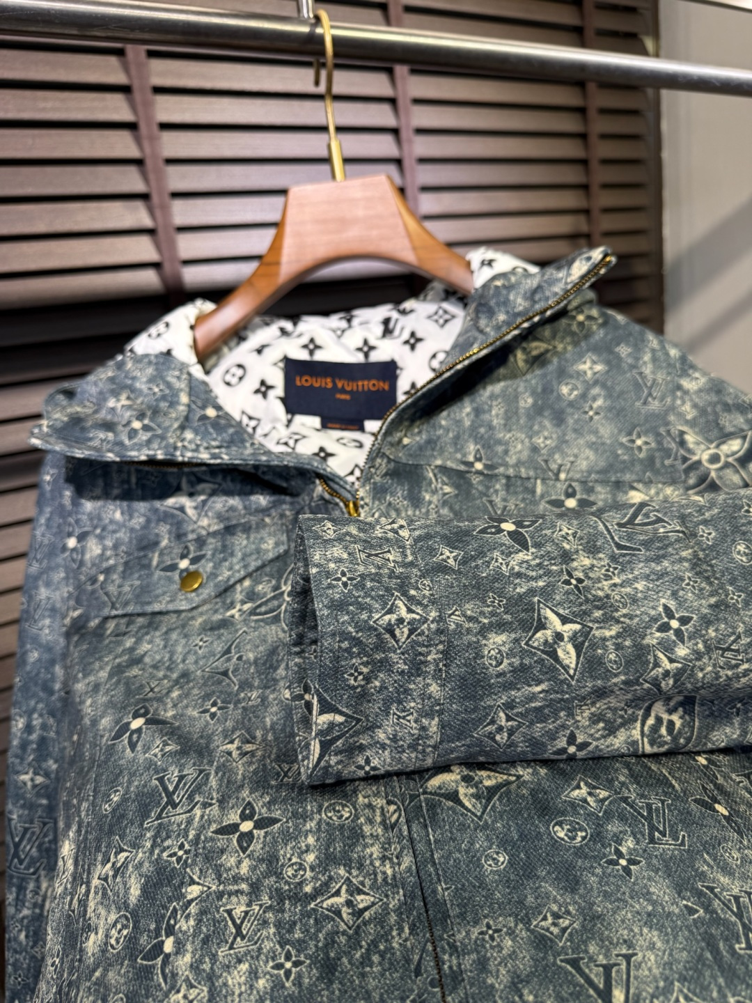 L家FW2025冬季新款羽绒服，立领连帽设计，商务与休闲兼并；柜子爆款，一件难求；定制品牌面料，防风防雨