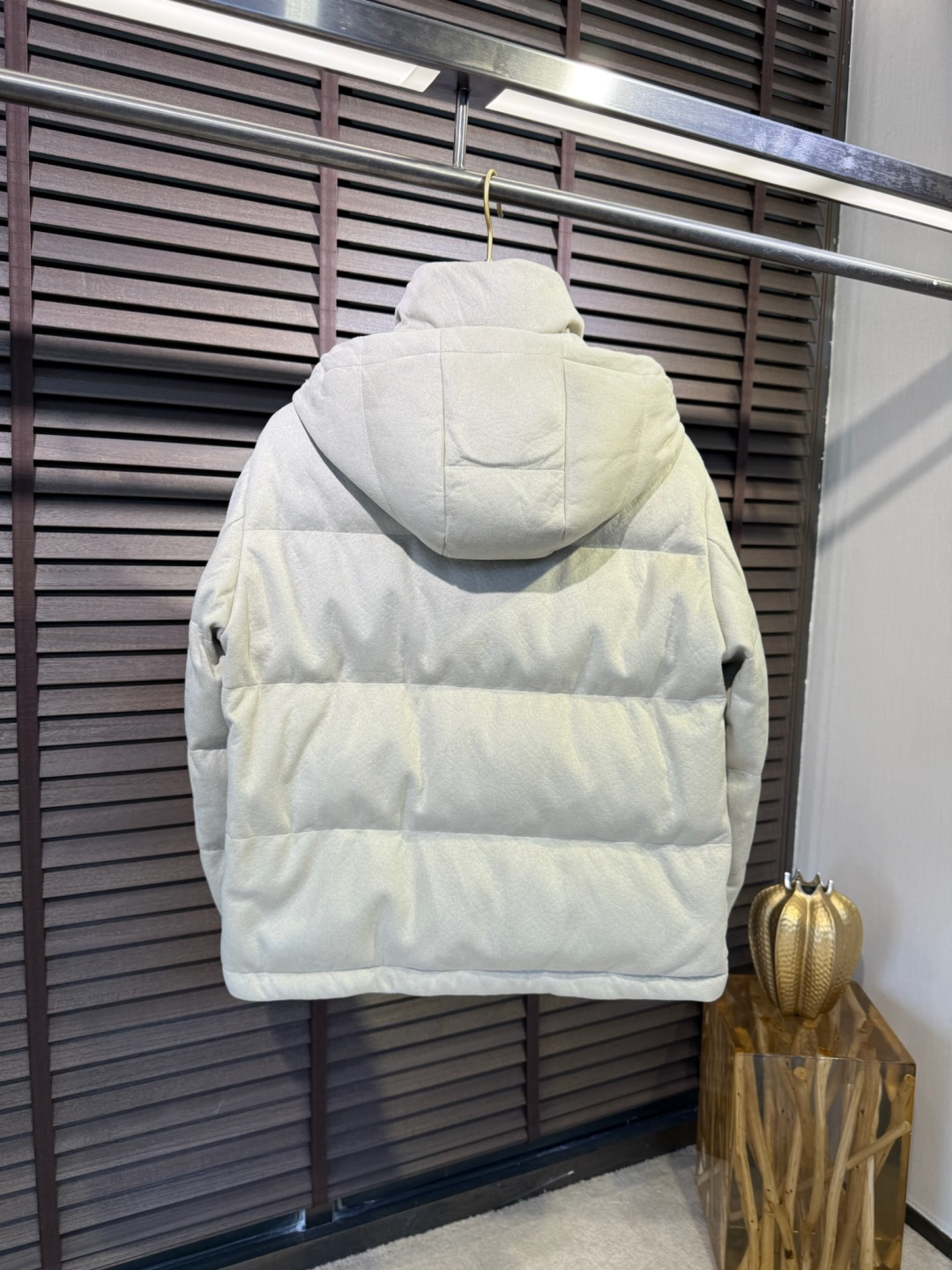 Moncl&蒙👄FW2025新款立领连帽羽绒服外套。采用定制羊绒面料，保暖奢华，抗皱有型；客供五金辅料，