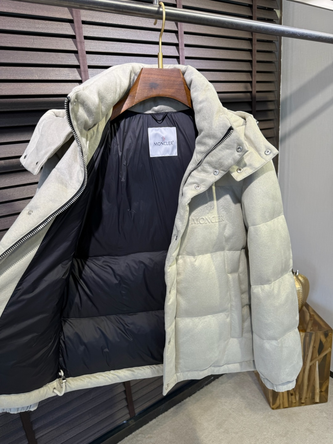 Moncl&蒙👄FW2025新款立领连帽羽绒服外套。采用定制羊绒面料，保暖奢华，抗皱有型；客供五金辅料，