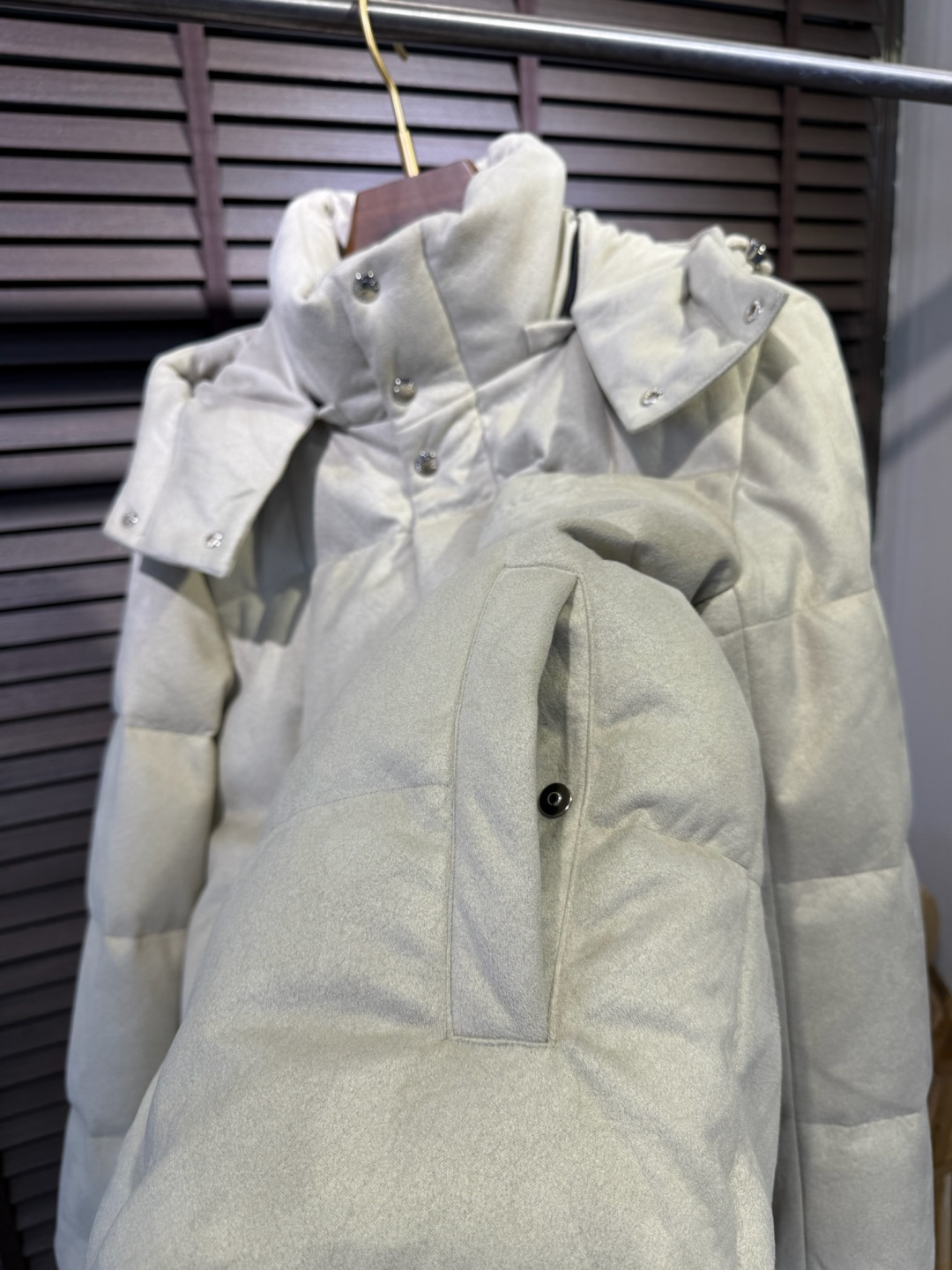 Moncl&蒙👄FW2025新款立领连帽羽绒服外套。采用定制羊绒面料，保暖奢华，抗皱有型；客供五金辅料，