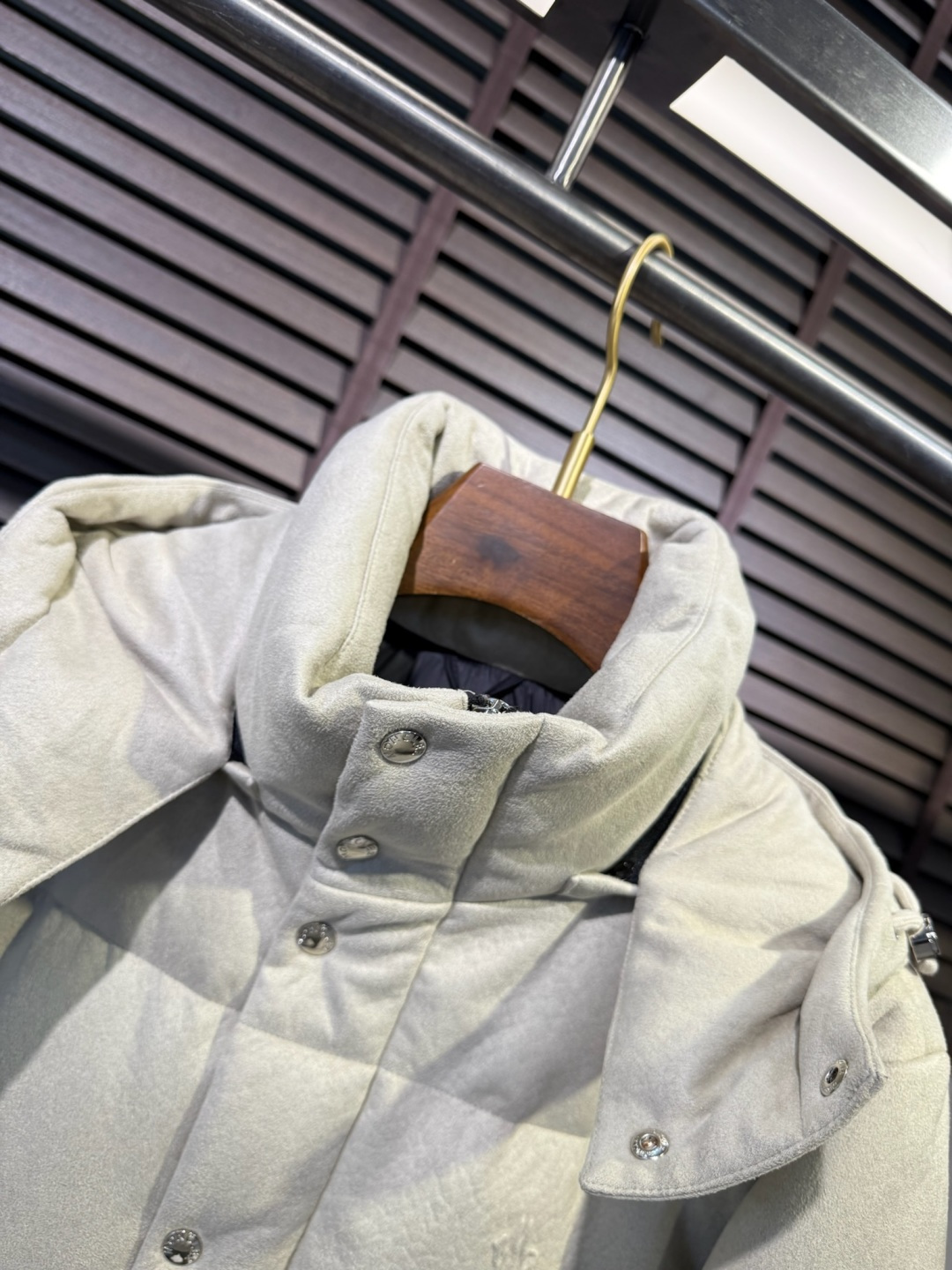 Moncl&蒙👄FW2025新款立领连帽羽绒服外套。采用定制羊绒面料，保暖奢华，抗皱有型；客供五金辅料，