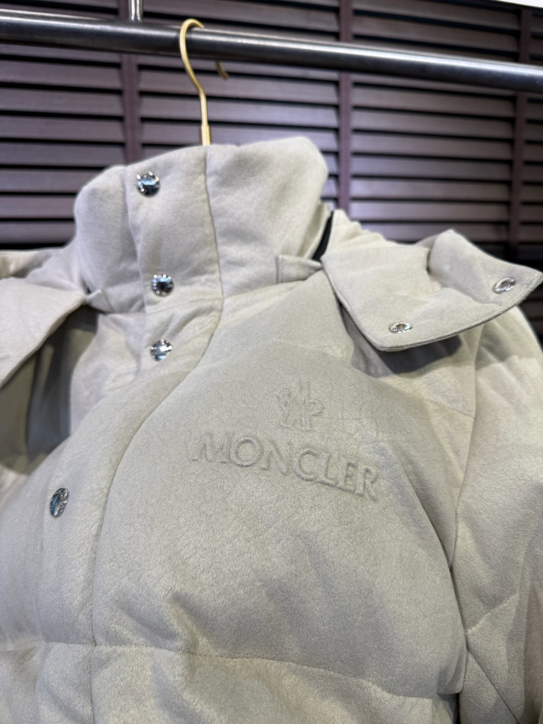 Moncl&蒙👄FW2025新款立领连帽羽绒服外套。采用定制羊绒面料，保暖奢华，抗皱有型；客供五金辅料，