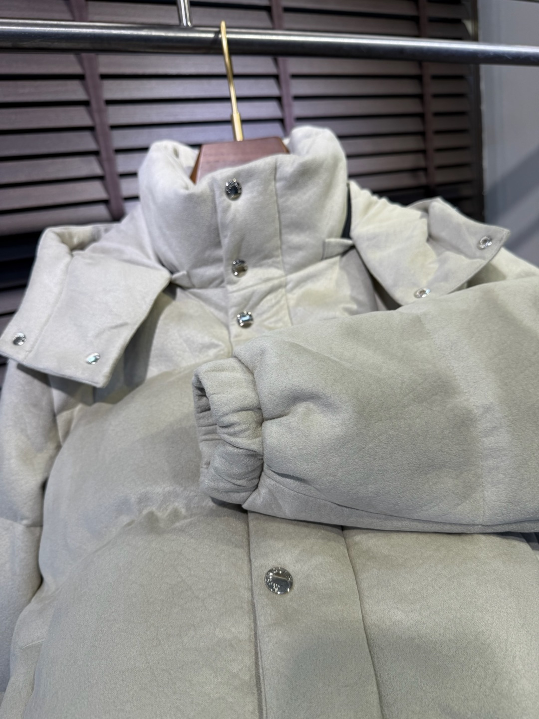 Moncl&蒙👄FW2025新款立领连帽羽绒服外套。采用定制羊绒面料，保暖奢华，抗皱有型；客供五金辅料，