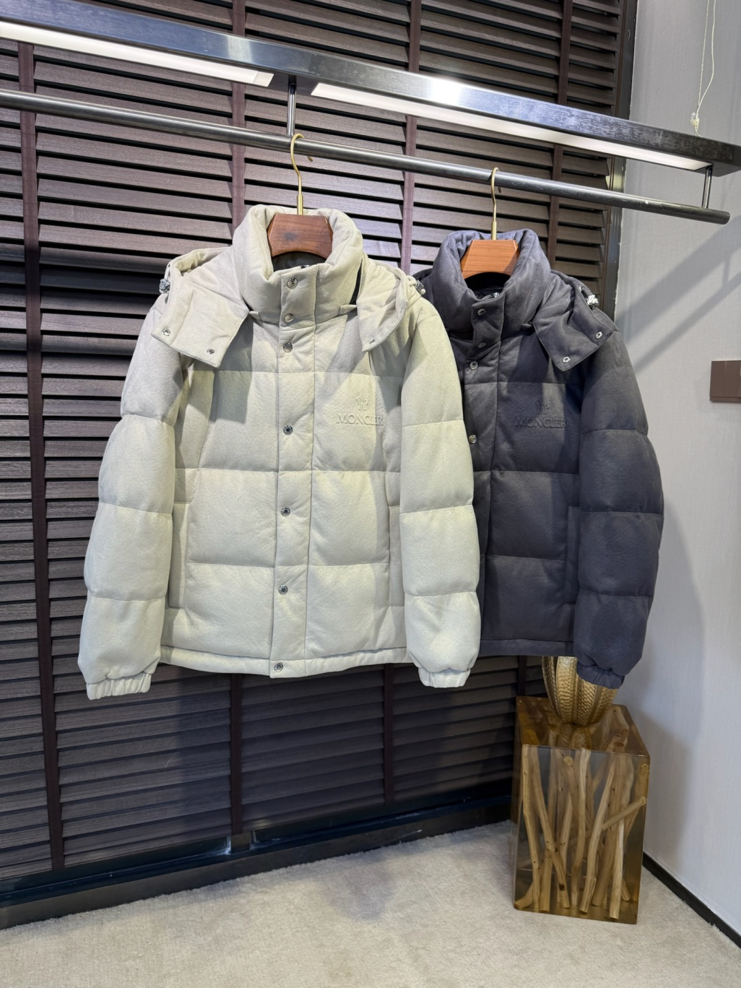 Moncl&蒙👄FW2025新款立领连帽羽绒服外套。采用定制羊绒面料，保暖奢华，抗皱有型；客供五金辅料，