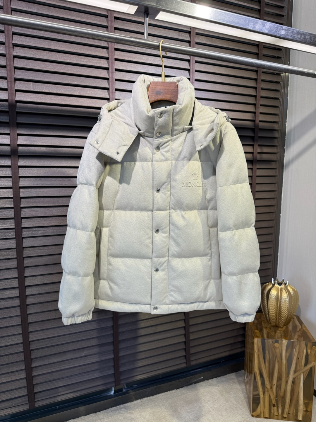 Moncl&蒙👄FW2025新款立领连帽羽绒服外套。采用定制羊绒面料，保暖奢华，抗皱有型；客供五金辅料，