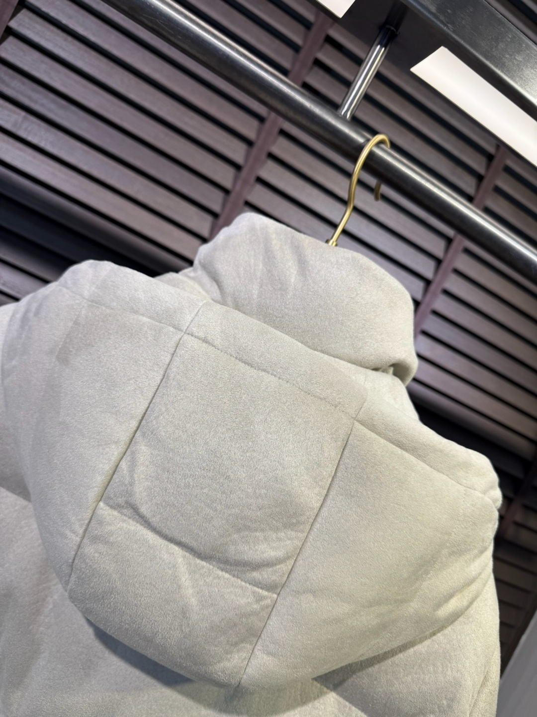 Moncl&蒙👄FW2025新款立领连帽羽绒服外套。采用定制羊绒面料，保暖奢华，抗皱有型；客供五金辅料，