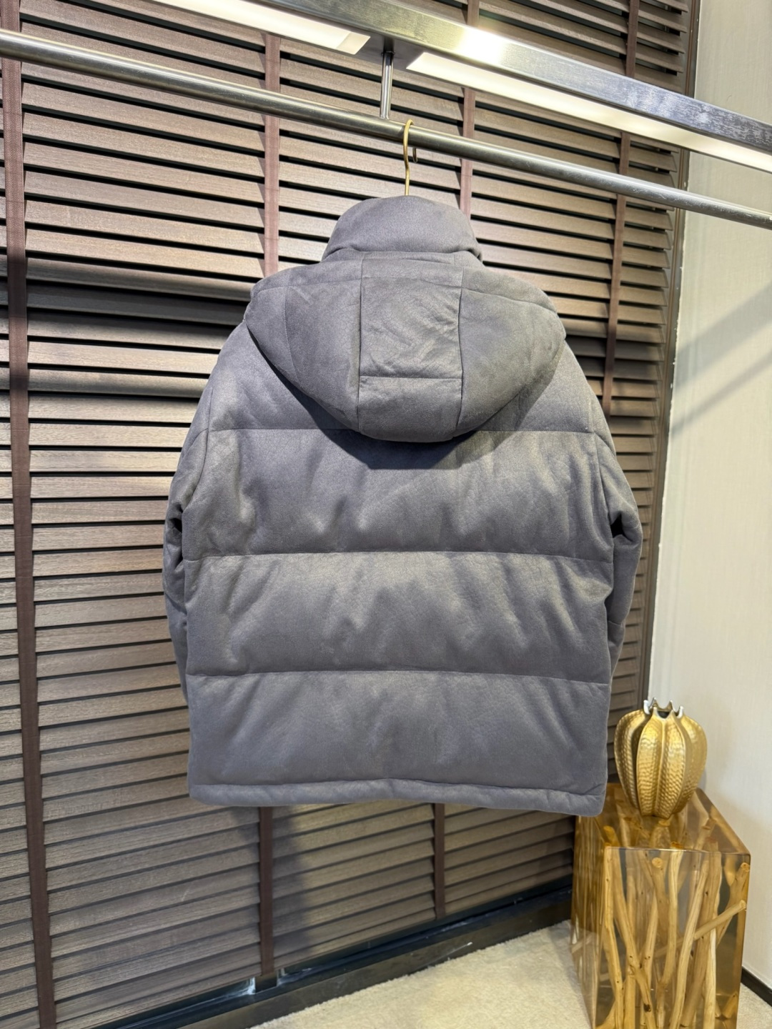 Moncl&蒙👄FW2025新款立领连帽羽绒服外套。采用定制羊绒面料，保暖奢华，抗皱有型；客供五金辅料，