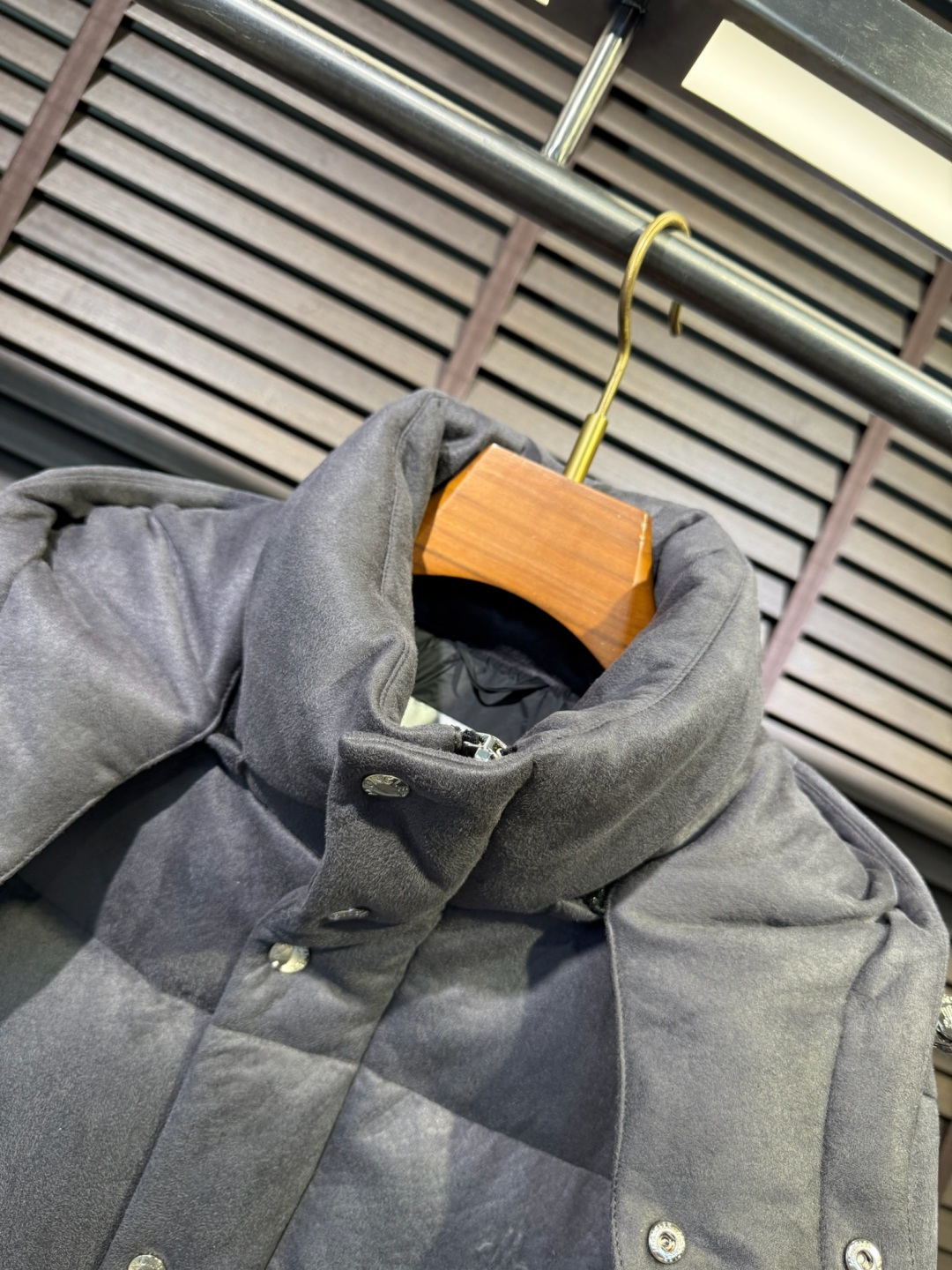 Moncl&蒙👄FW2025新款立领连帽羽绒服外套。采用定制羊绒面料，保暖奢华，抗皱有型；客供五金辅料，