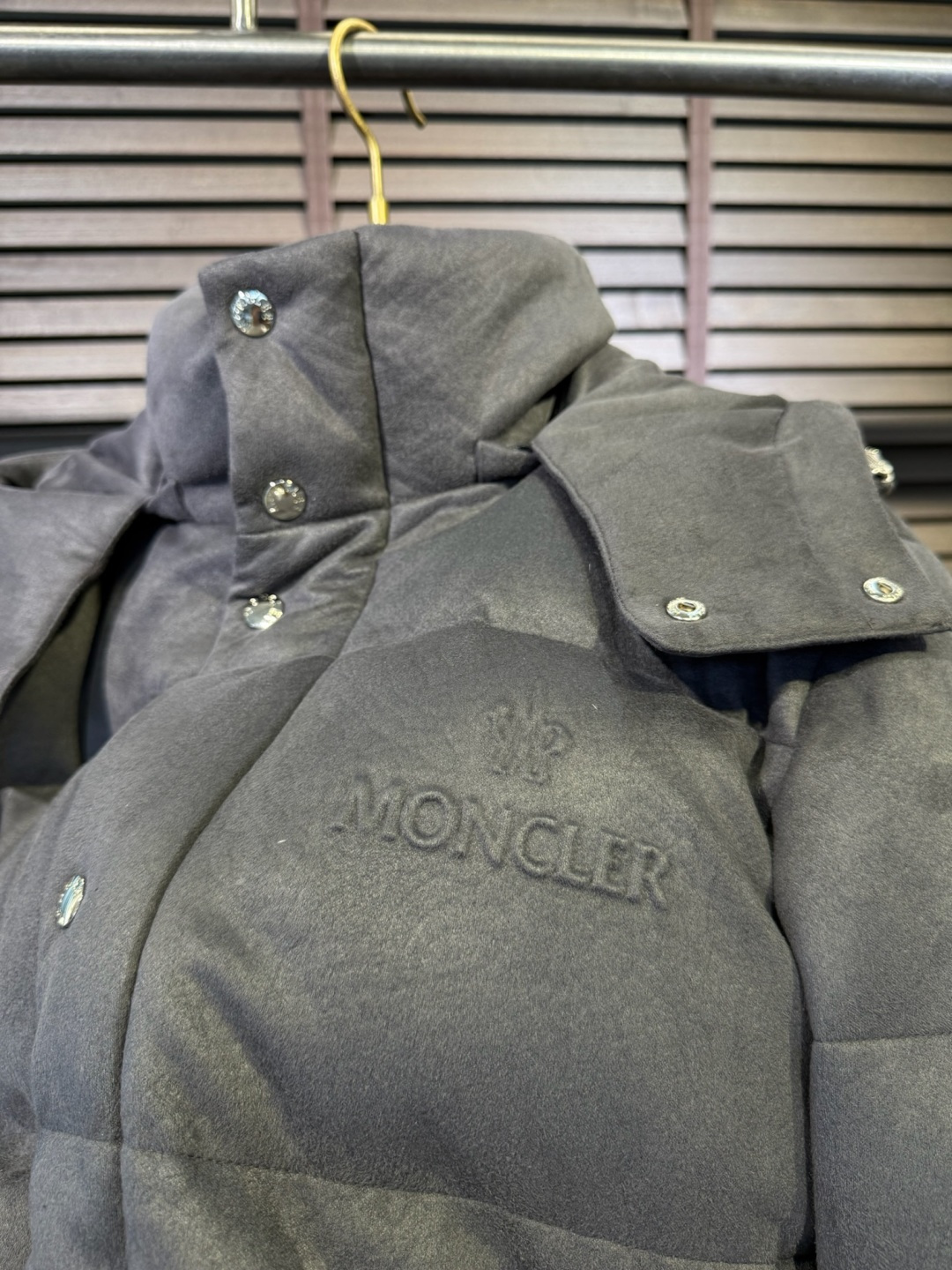 Moncl&蒙👄FW2025新款立领连帽羽绒服外套。采用定制羊绒面料，保暖奢华，抗皱有型；客供五金辅料，