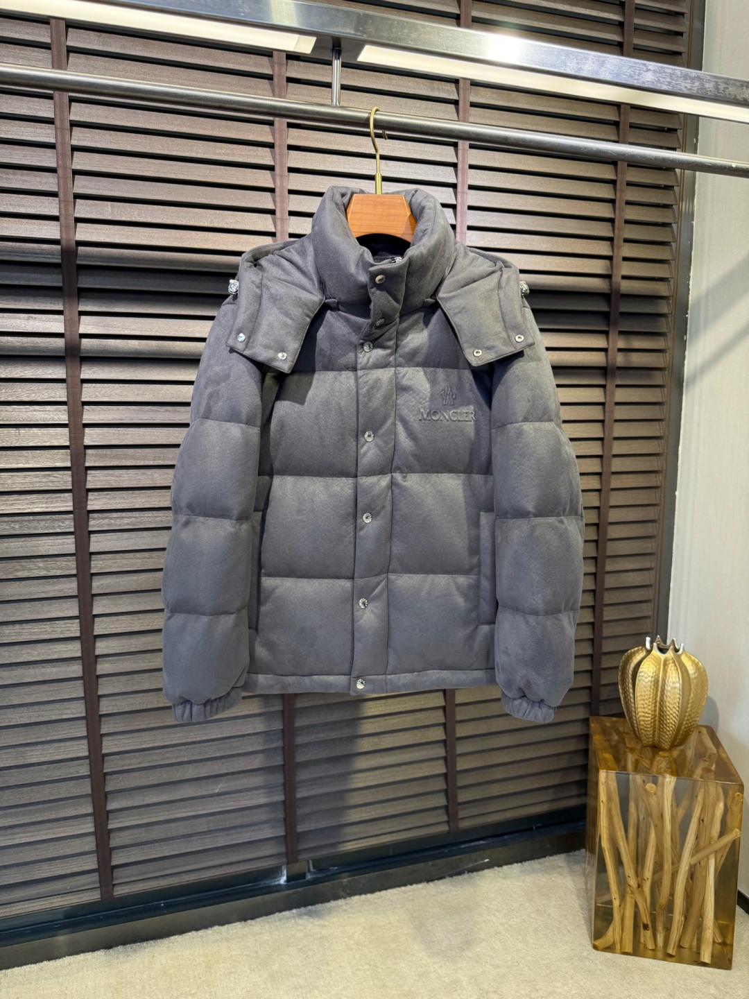 Moncl&蒙👄FW2025新款立领连帽羽绒服外套。采用定制羊绒面料，保暖奢华，抗皱有型；客供五金辅料，