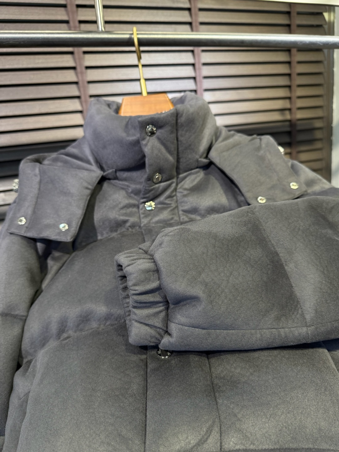 Moncl&蒙👄FW2025新款立领连帽羽绒服外套。采用定制羊绒面料，保暖奢华，抗皱有型；客供五金辅料，