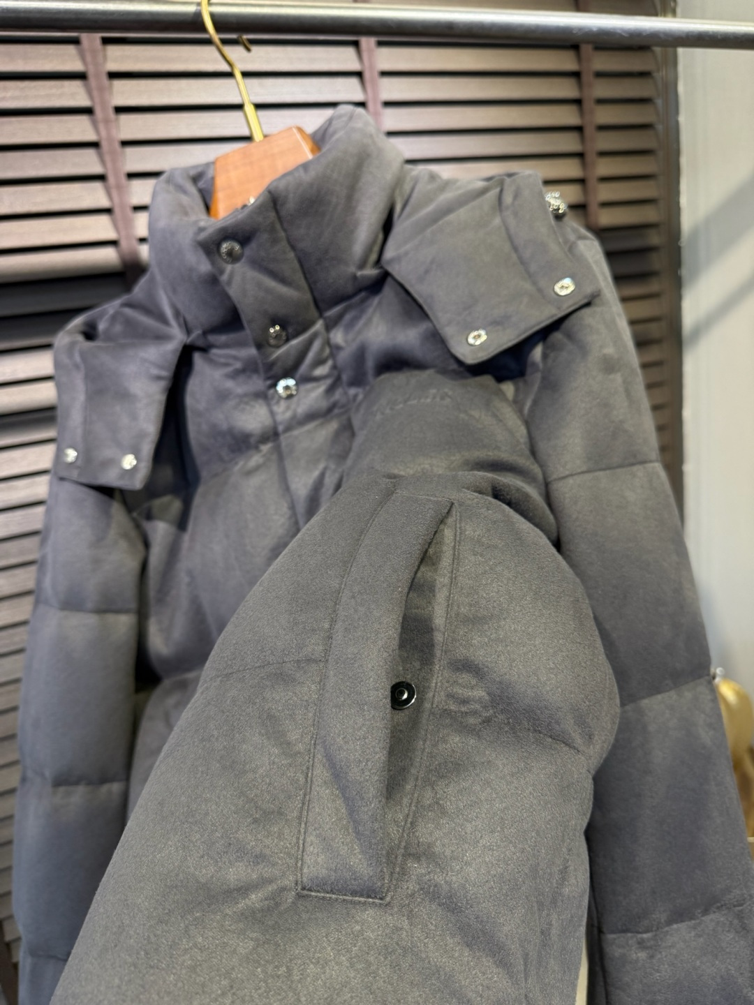 Moncl&蒙👄FW2025新款立领连帽羽绒服外套。采用定制羊绒面料，保暖奢华，抗皱有型；客供五金辅料，