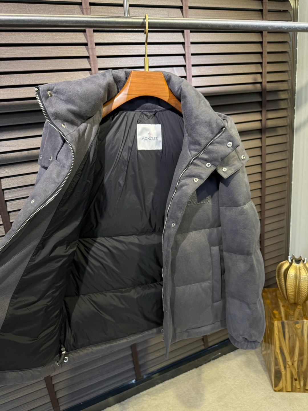 Moncl&蒙👄FW2025新款立领连帽羽绒服外套。采用定制羊绒面料，保暖奢华，抗皱有型；客供五金辅料，