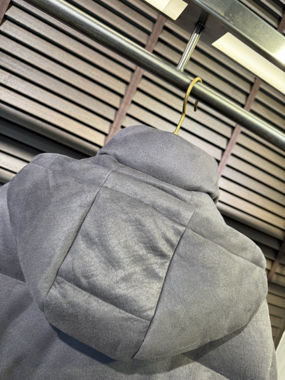 Moncl&蒙👄FW2025新款立领连帽羽绒服外套。采用定制羊绒面料，保暖奢华，抗皱有型；客供五金辅料，