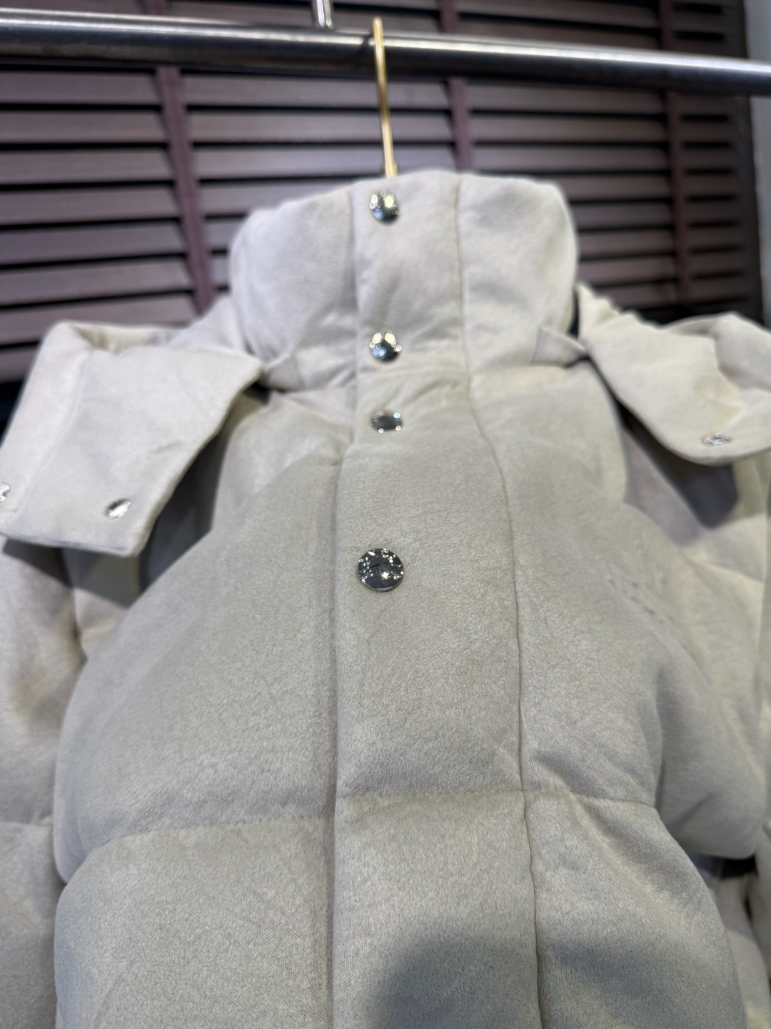 Moncl** 2025新款立领连帽羽绒服外套。采用定制羊绒面料，保暖奢华，抗皱有型；客供五金辅料，高端