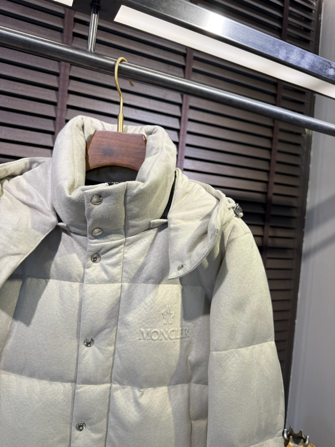 Moncl** 2025新款立领连帽羽绒服外套。采用定制羊绒面料，保暖奢华，抗皱有型；客供五金辅料，高端