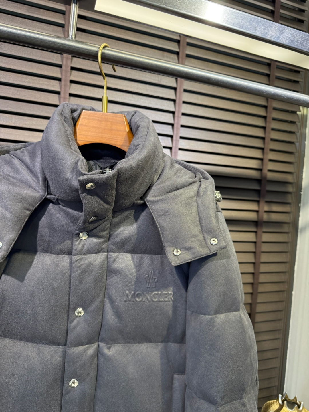 Moncl** 2025新款立领连帽羽绒服外套。采用定制羊绒面料，保暖奢华，抗皱有型；客供五金辅料，高端