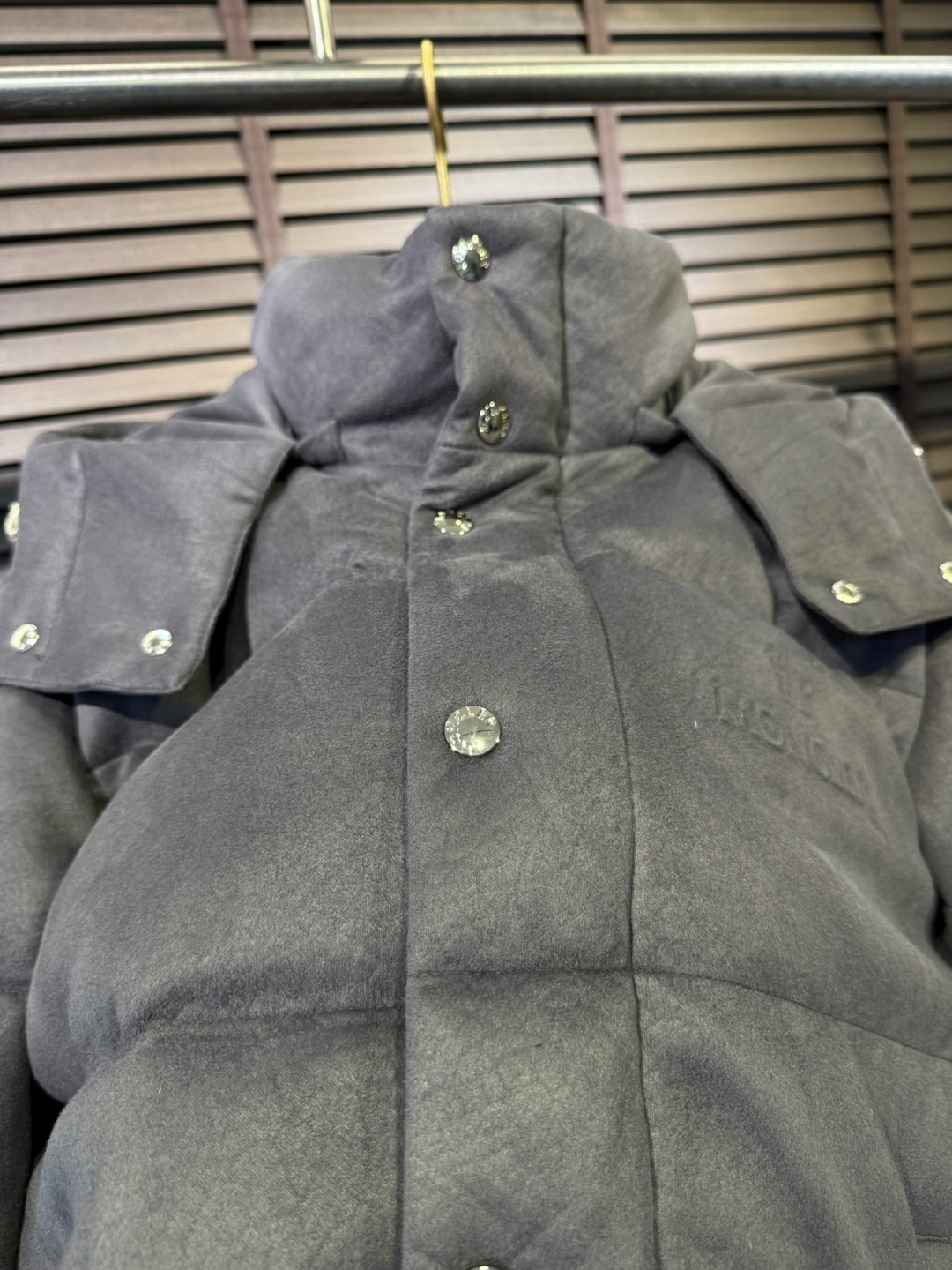 Moncl** 2025新款立领连帽羽绒服外套。采用定制羊绒面料，保暖奢华，抗皱有型；客供五金辅料，高端