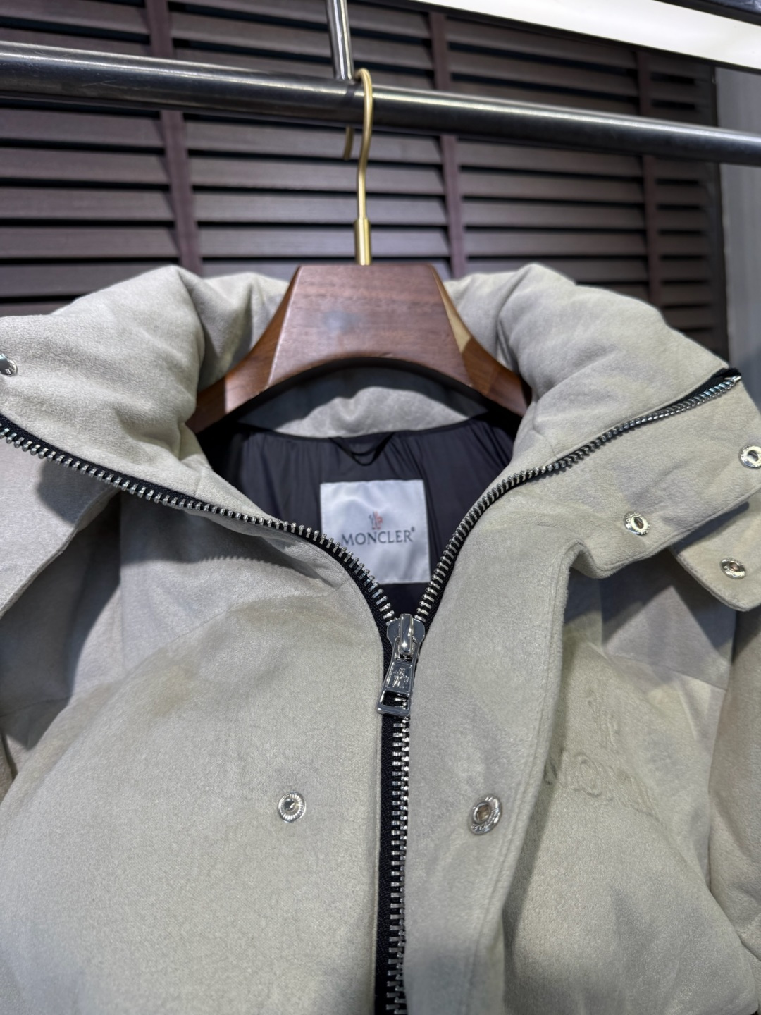 Moncl** 2025新款立领连帽羽绒服外套。采用定制羊绒面料，保暖奢华，抗皱有型；客供五金辅料，高端