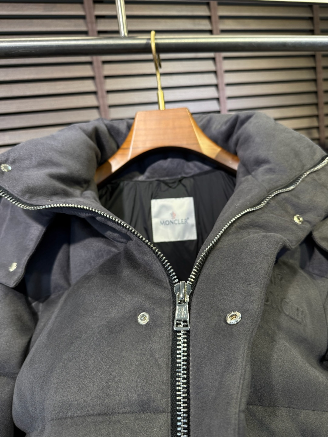 Moncl** 2025新款立领连帽羽绒服外套。采用定制羊绒面料，保暖奢华，抗皱有型；客供五金辅料，高端