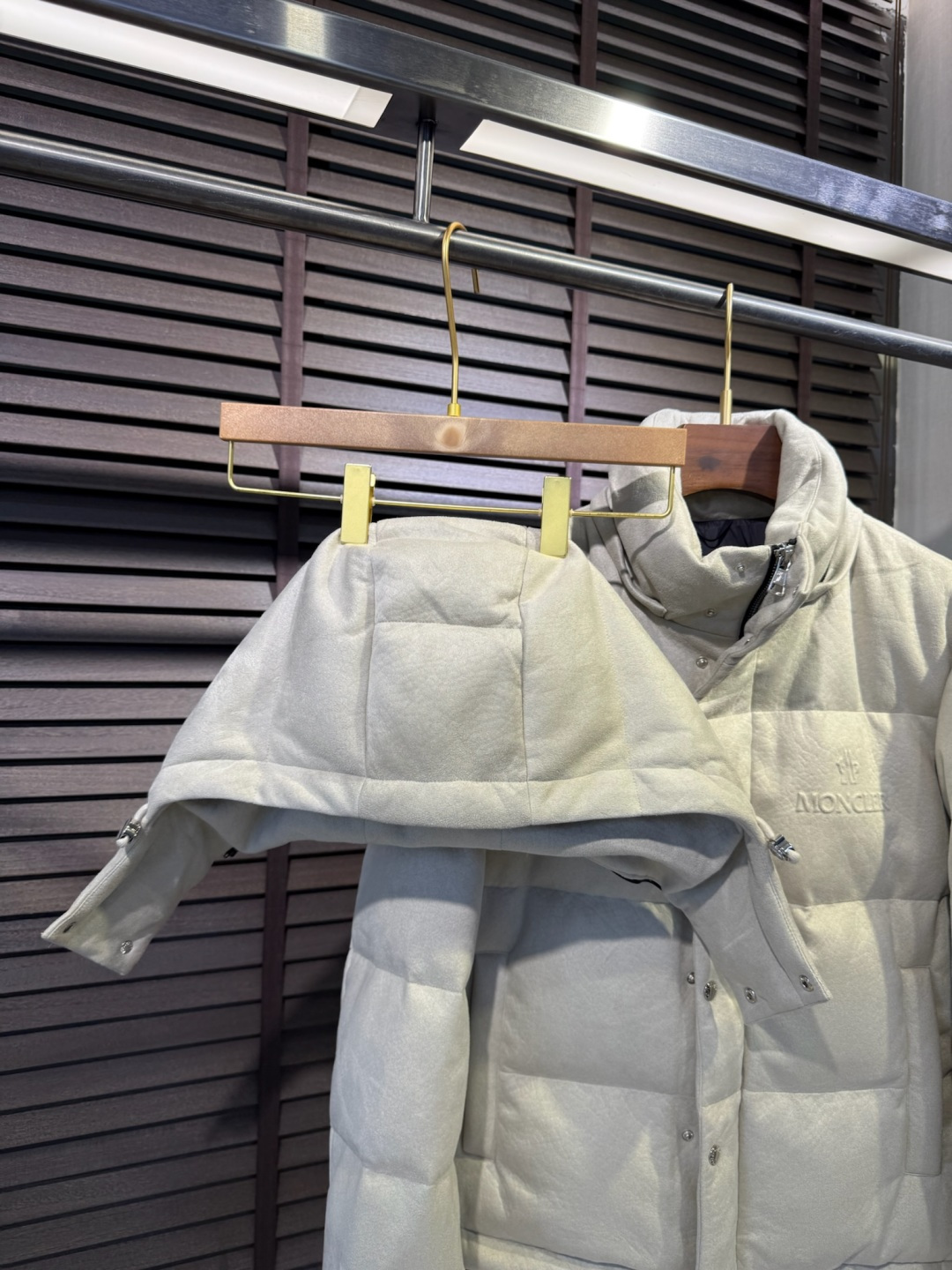 Moncl** 2025新款立领连帽羽绒服外套。采用定制羊绒面料，保暖奢华，抗皱有型；客供五金辅料，高端