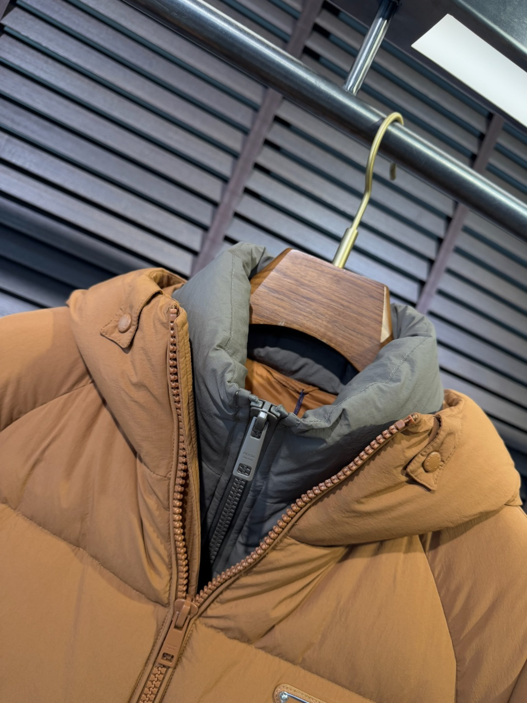 Pra&普拉哒FW2025新款羽绒服！充满时尚感引领时尚潮流！ 以高贵，精致，华丽的风格著称👍 高领拉练