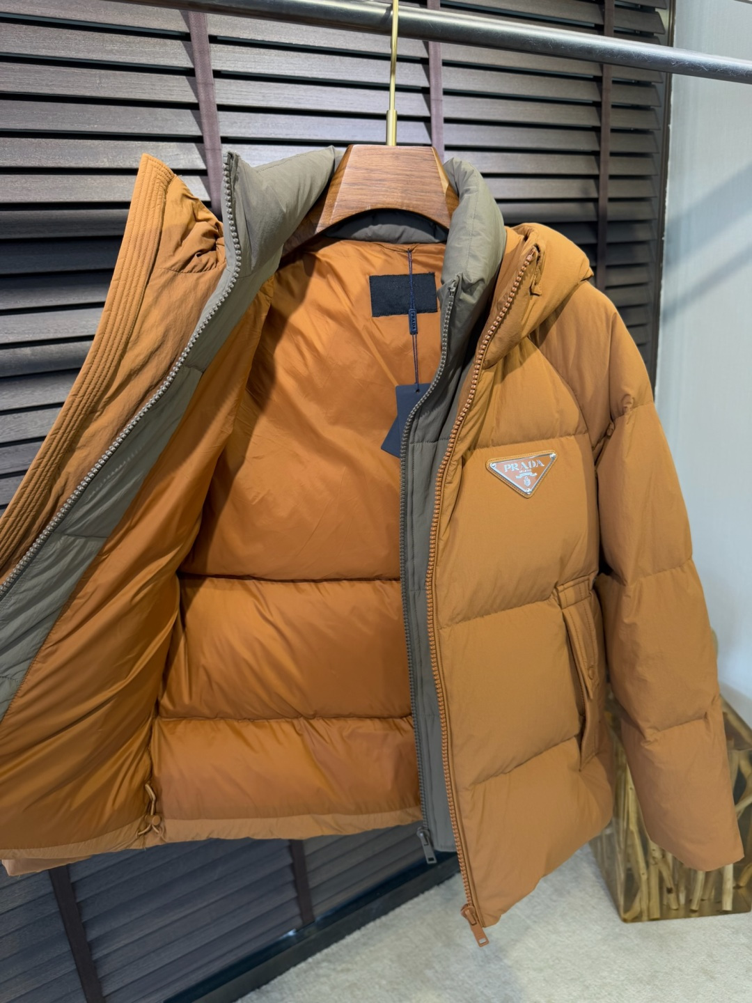 Pra&普拉哒FW2025新款羽绒服！充满时尚感引领时尚潮流！ 以高贵，精致，华丽的风格著称👍 高领拉练