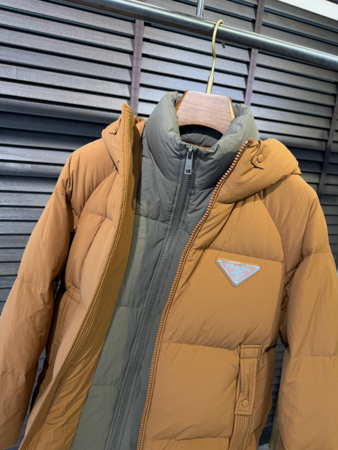 Pra&普拉哒FW2025新款羽绒服！充满时尚感引领时尚潮流！ 以高贵，精致，华丽的风格著称👍 高领拉练