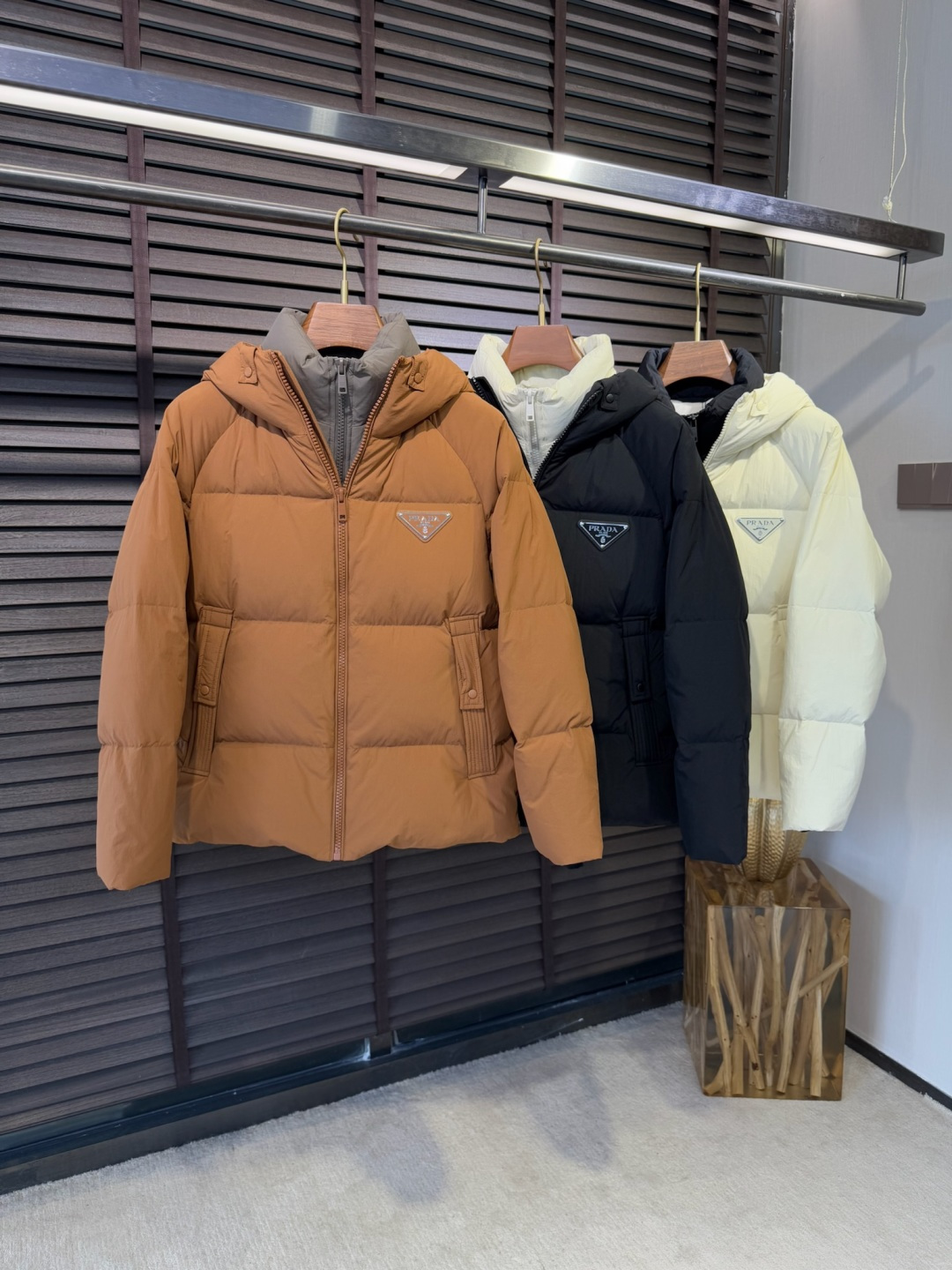 Pra&普拉哒FW2025新款羽绒服！充满时尚感引领时尚潮流！ 以高贵，精致，华丽的风格著称👍 高领拉练