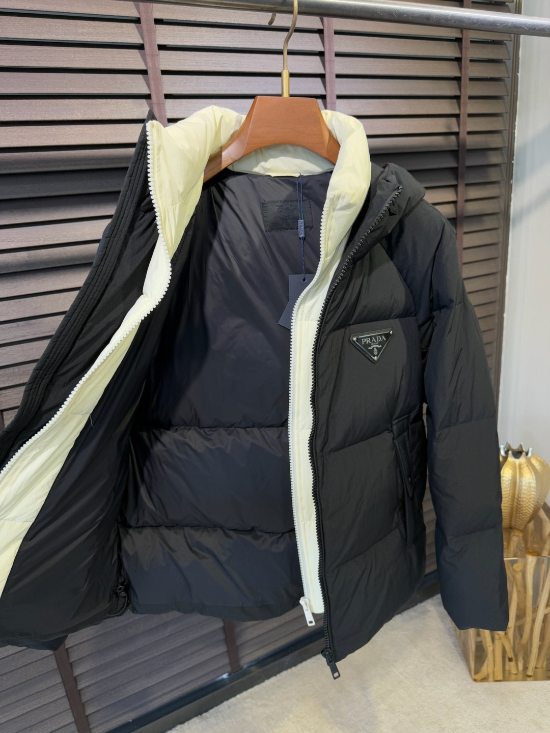 Pra&普拉哒FW2025新款羽绒服！充满时尚感引领时尚潮流！ 以高贵，精致，华丽的风格著称👍 高领拉练