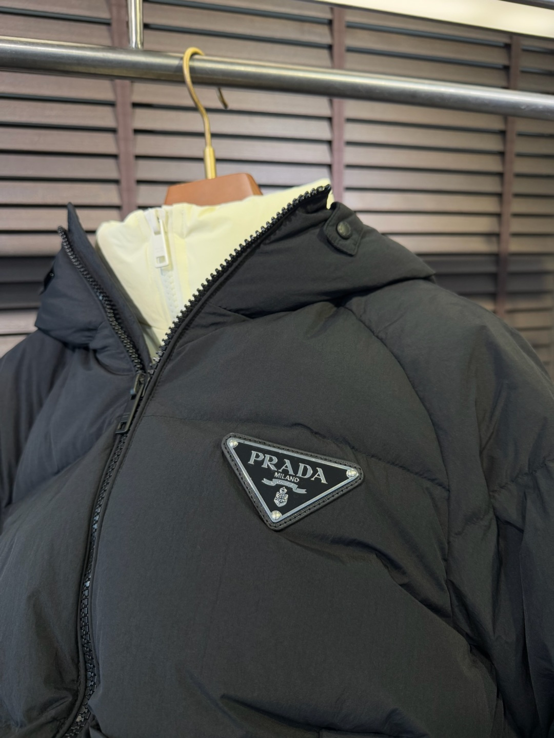Pra&普拉哒FW2025新款羽绒服！充满时尚感引领时尚潮流！ 以高贵，精致，华丽的风格著称👍 高领拉练