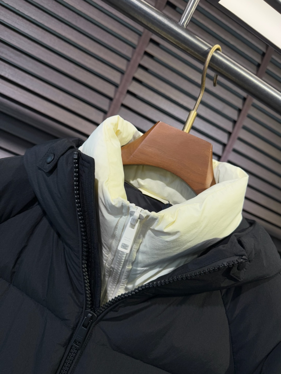 Pra&普拉哒FW2025新款羽绒服！充满时尚感引领时尚潮流！ 以高贵，精致，华丽的风格著称👍 高领拉练