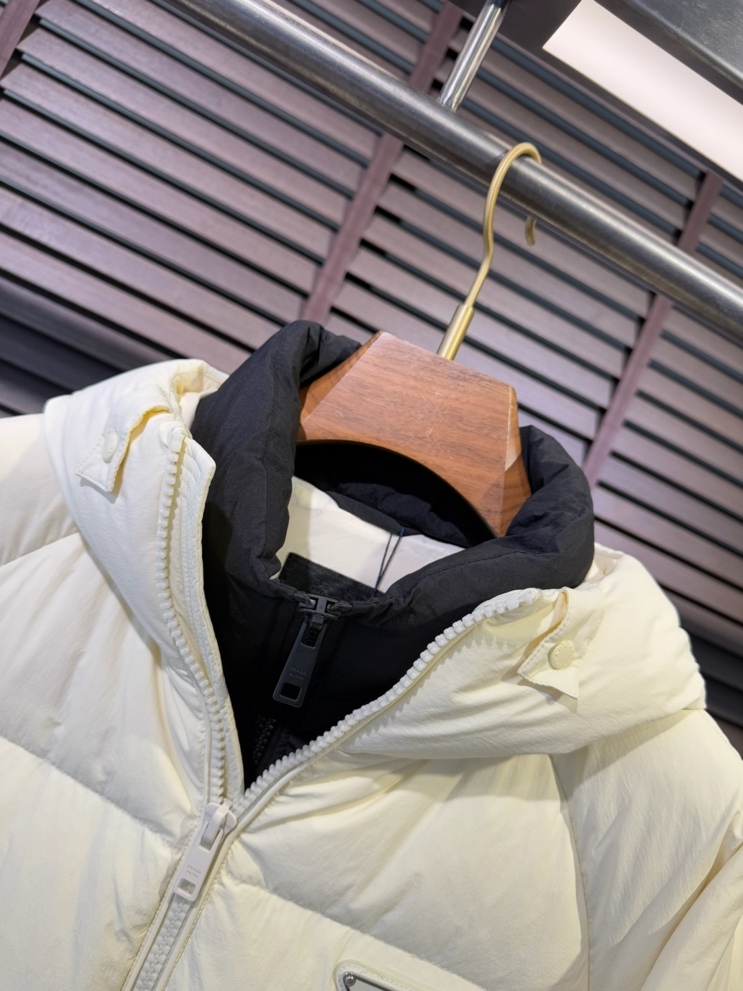 Pra&普拉哒FW2025新款羽绒服！充满时尚感引领时尚潮流！ 以高贵，精致，华丽的风格著称👍 高领拉练