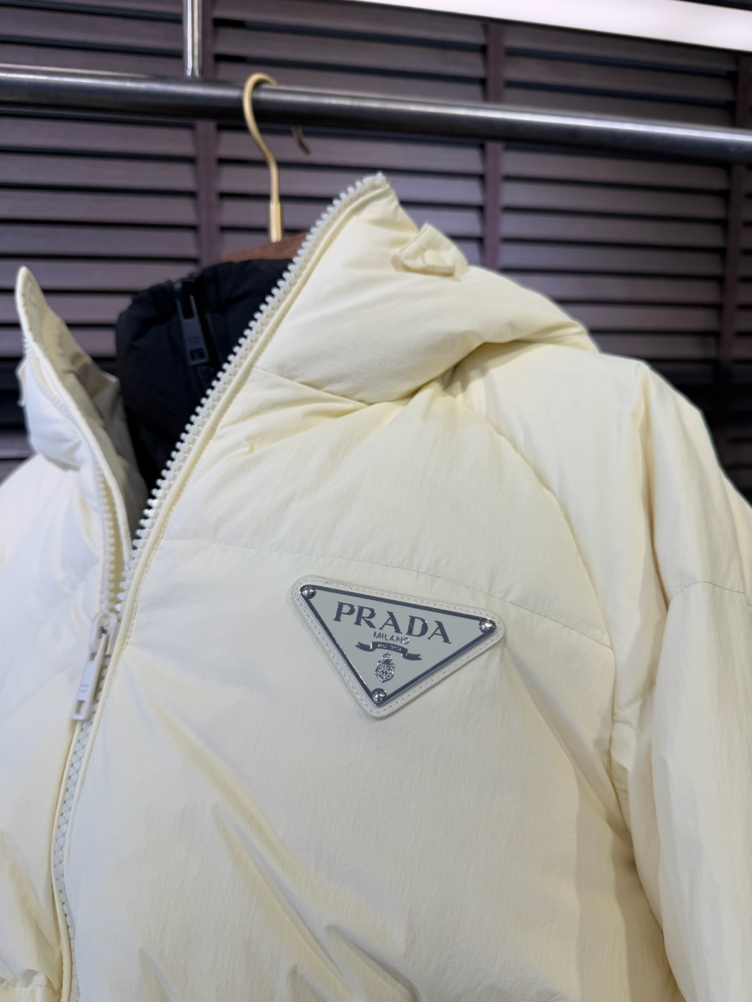 Pra&普拉哒FW2025新款羽绒服！充满时尚感引领时尚潮流！ 以高贵，精致，华丽的风格著称👍 高领拉练