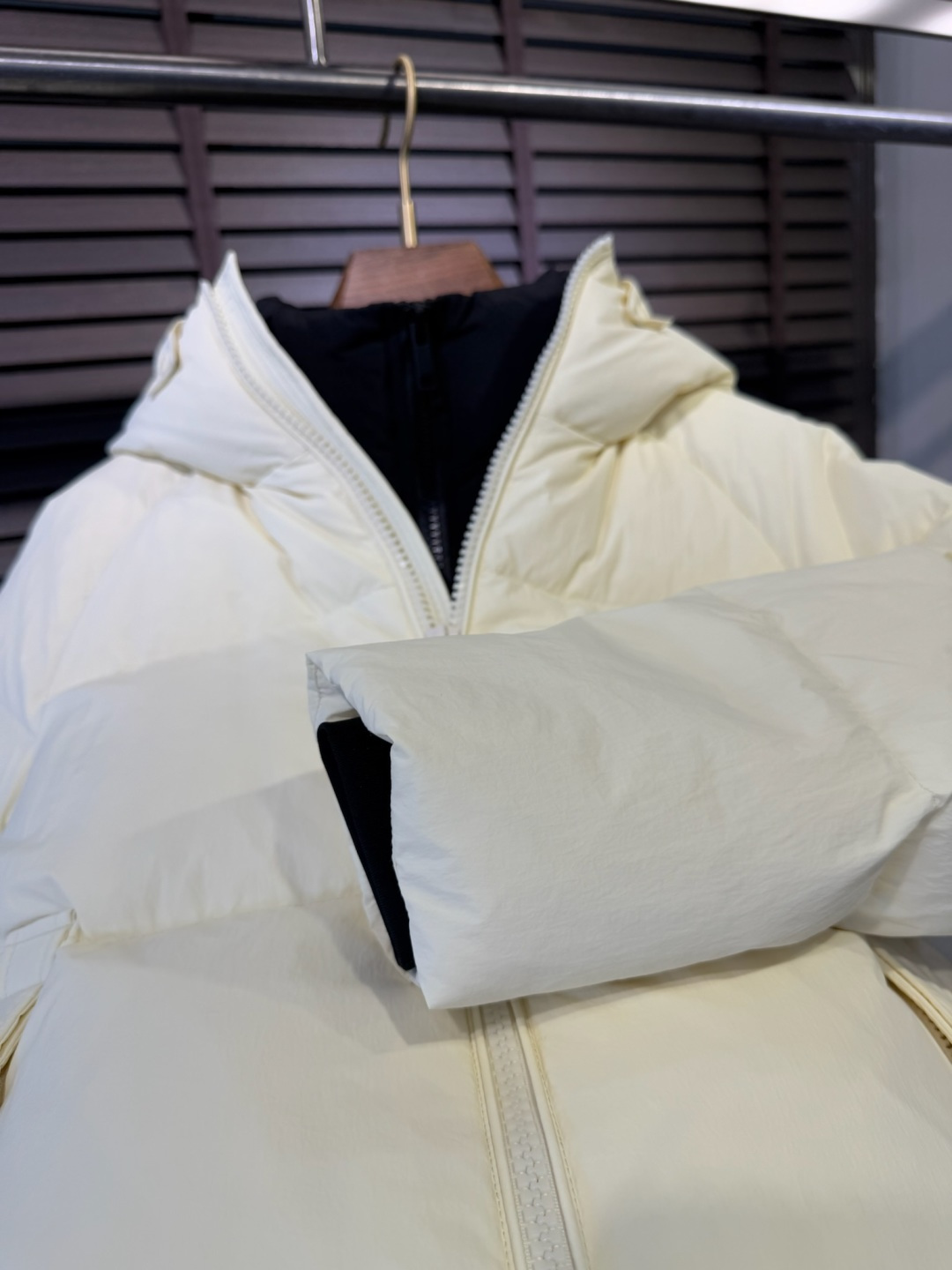Pra&普拉哒FW2025新款羽绒服！充满时尚感引领时尚潮流！ 以高贵，精致，华丽的风格著称👍 高领拉练