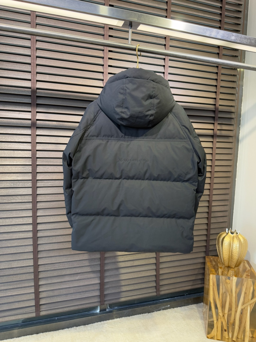 Bur&巴宝粒FW2025冬季新款羽绒服。立领连帽设计，商务与休闲兼并，帽子不可拆卸，适合各种场合穿搭。