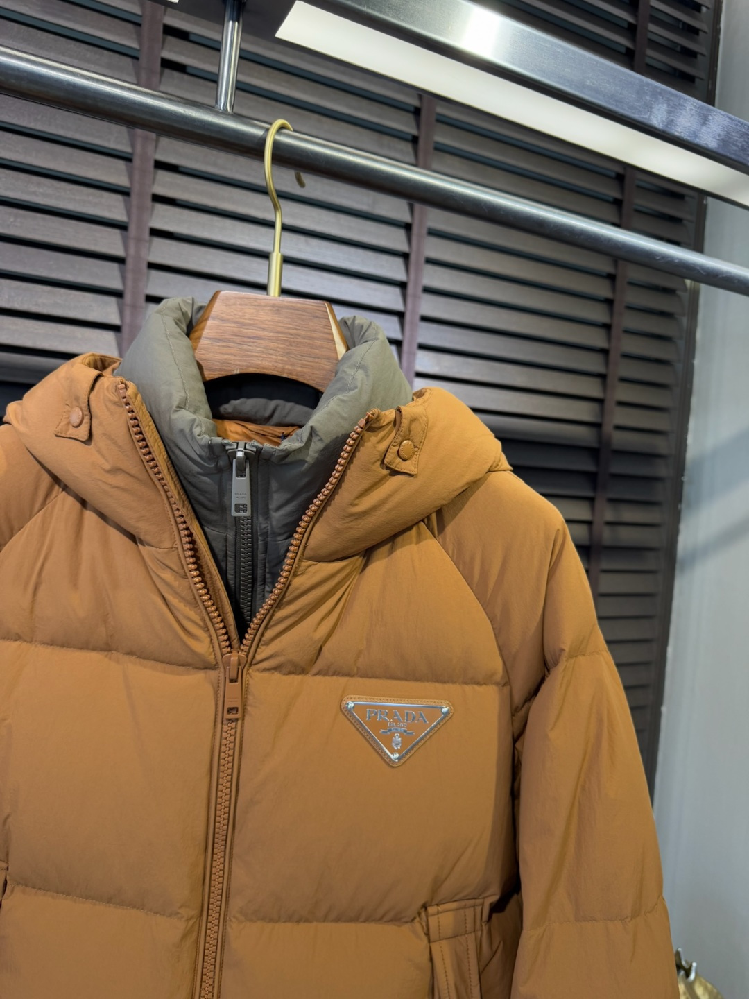 PRADA** 2025新款羽绒服！充满时尚感引领时尚潮流！ 以高贵，精致，华丽的风格著称👍 高领拉练式