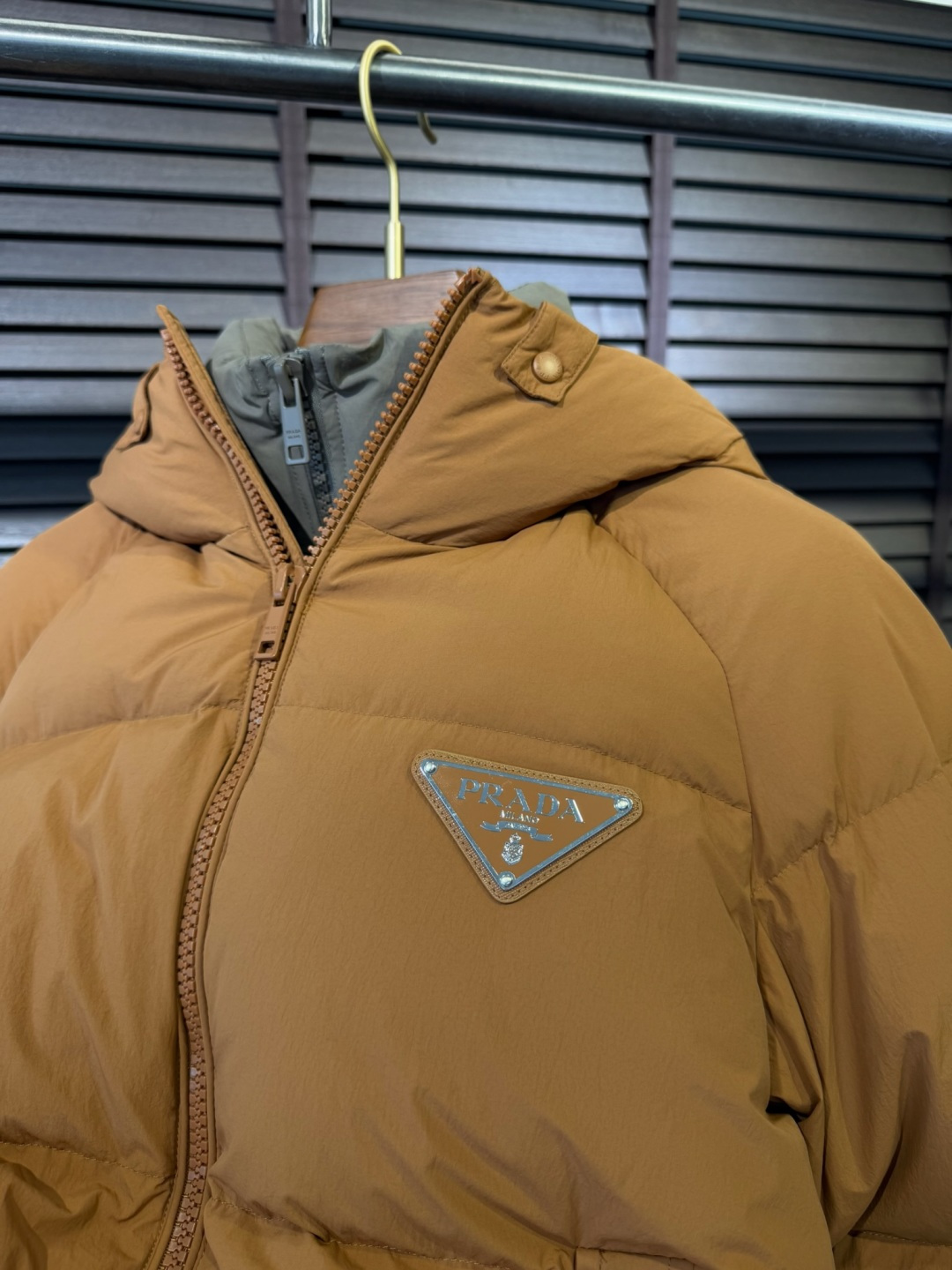 PRADA** 2025新款羽绒服！充满时尚感引领时尚潮流！ 以高贵，精致，华丽的风格著称👍 高领拉练式