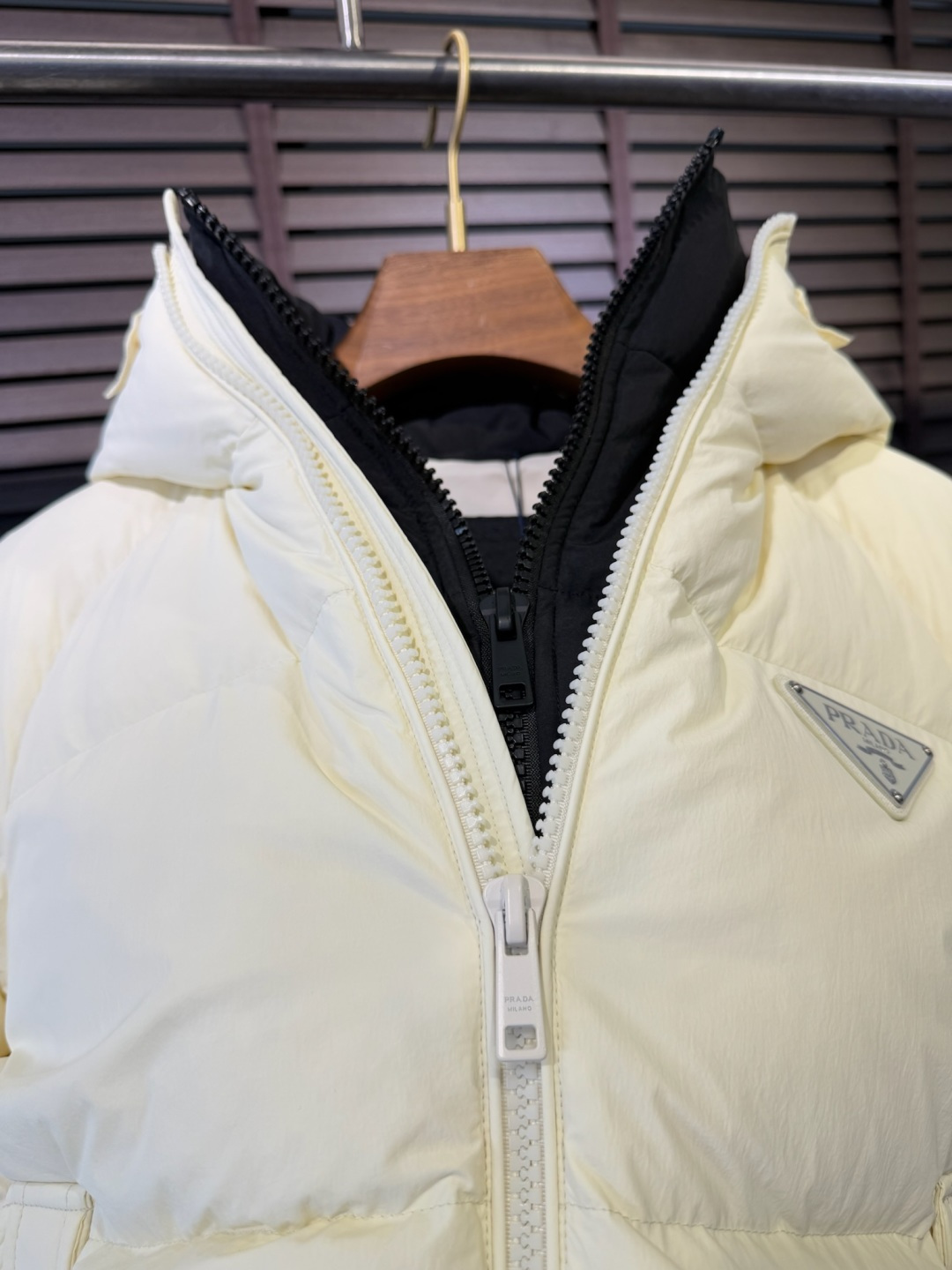 PRADA** 2025新款羽绒服！充满时尚感引领时尚潮流！ 以高贵，精致，华丽的风格著称👍 高领拉练式