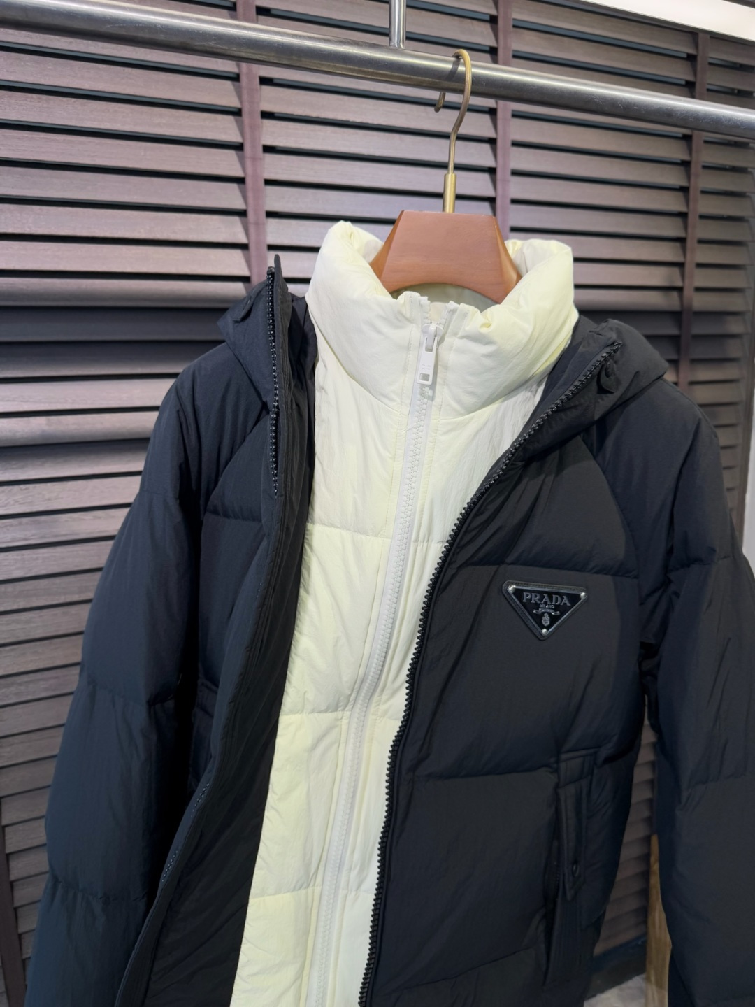 PRADA** 2025新款羽绒服！充满时尚感引领时尚潮流！ 以高贵，精致，华丽的风格著称👍 高领拉练式