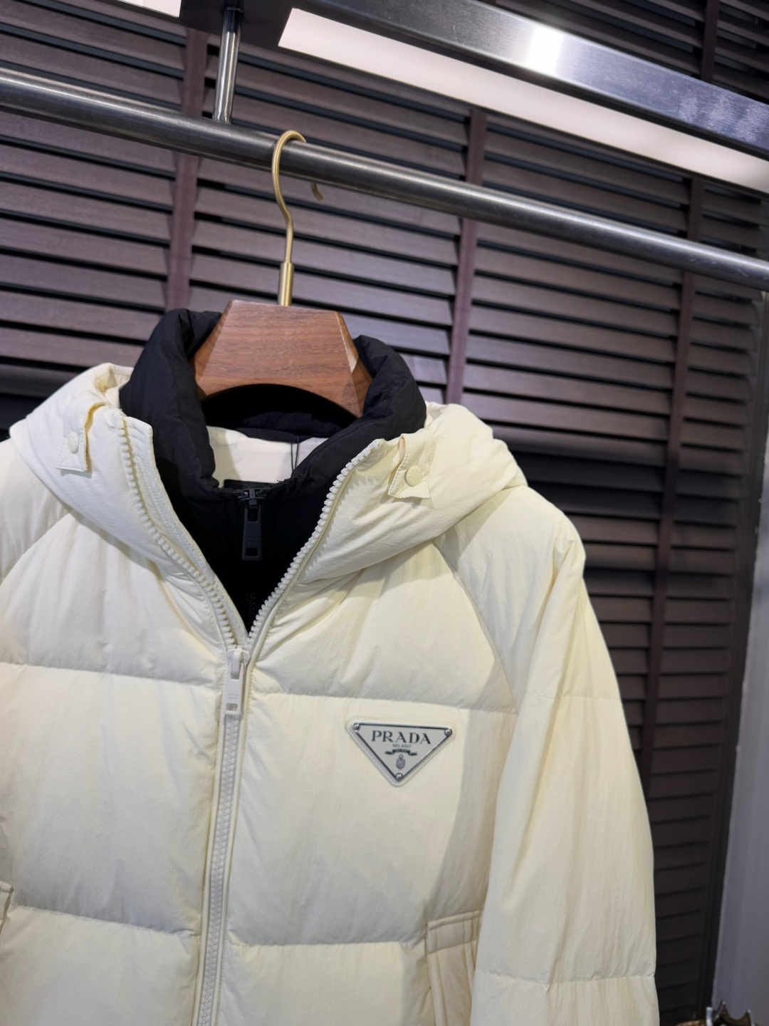 PRADA** 2025新款羽绒服！充满时尚感引领时尚潮流！ 以高贵，精致，华丽的风格著称👍 高领拉练式