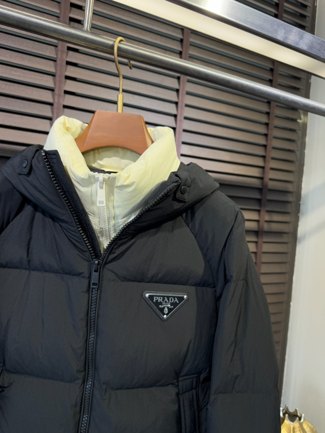 PRADA** 2025新款羽绒服！充满时尚感引领时尚潮流！ 以高贵，精致，华丽的风格著称👍 高领拉练式