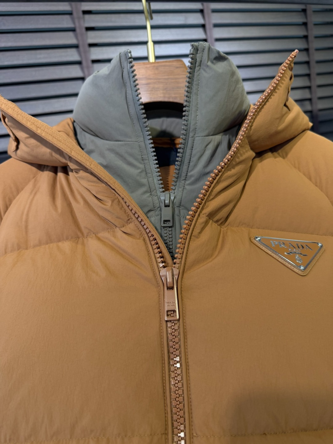 PRADA** 2025新款羽绒服！充满时尚感引领时尚潮流！ 以高贵，精致，华丽的风格著称👍 高领拉练式