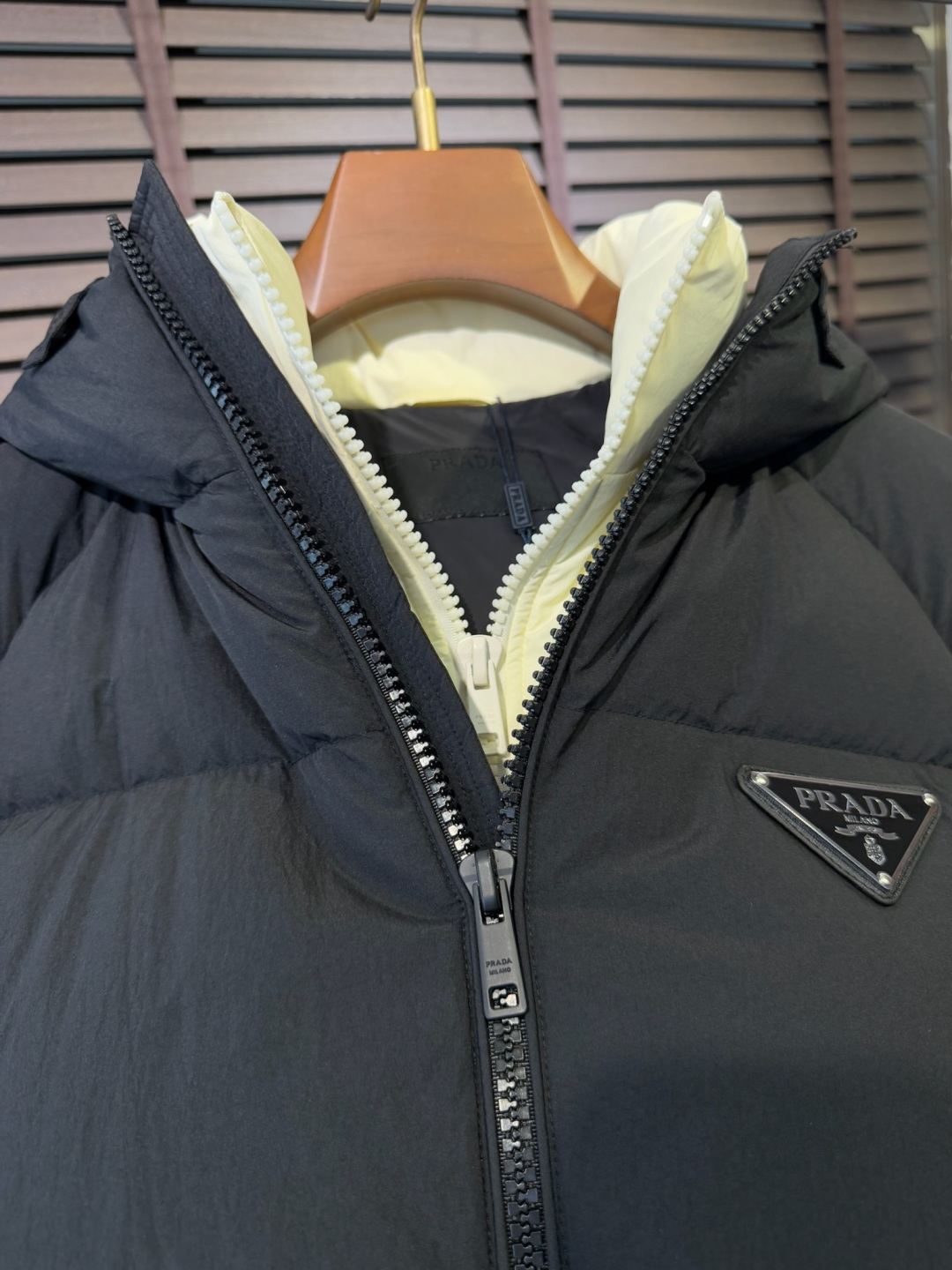 PRADA** 2025新款羽绒服！充满时尚感引领时尚潮流！ 以高贵，精致，华丽的风格著称👍 高领拉练式