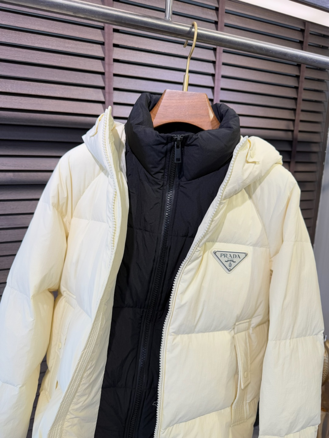 PRADA** 2025新款羽绒服！充满时尚感引领时尚潮流！ 以高贵，精致，华丽的风格著称👍 高领拉练式