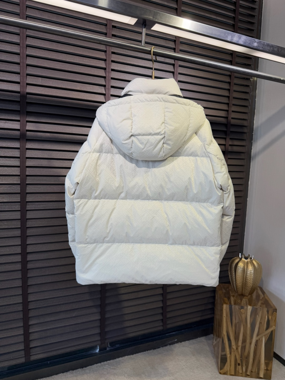 Moncl&蒙👄FW2025新款羽绒服。连帽拼接立领设计，男女同款，时尚感满满。采用定制面料，防风防雨，