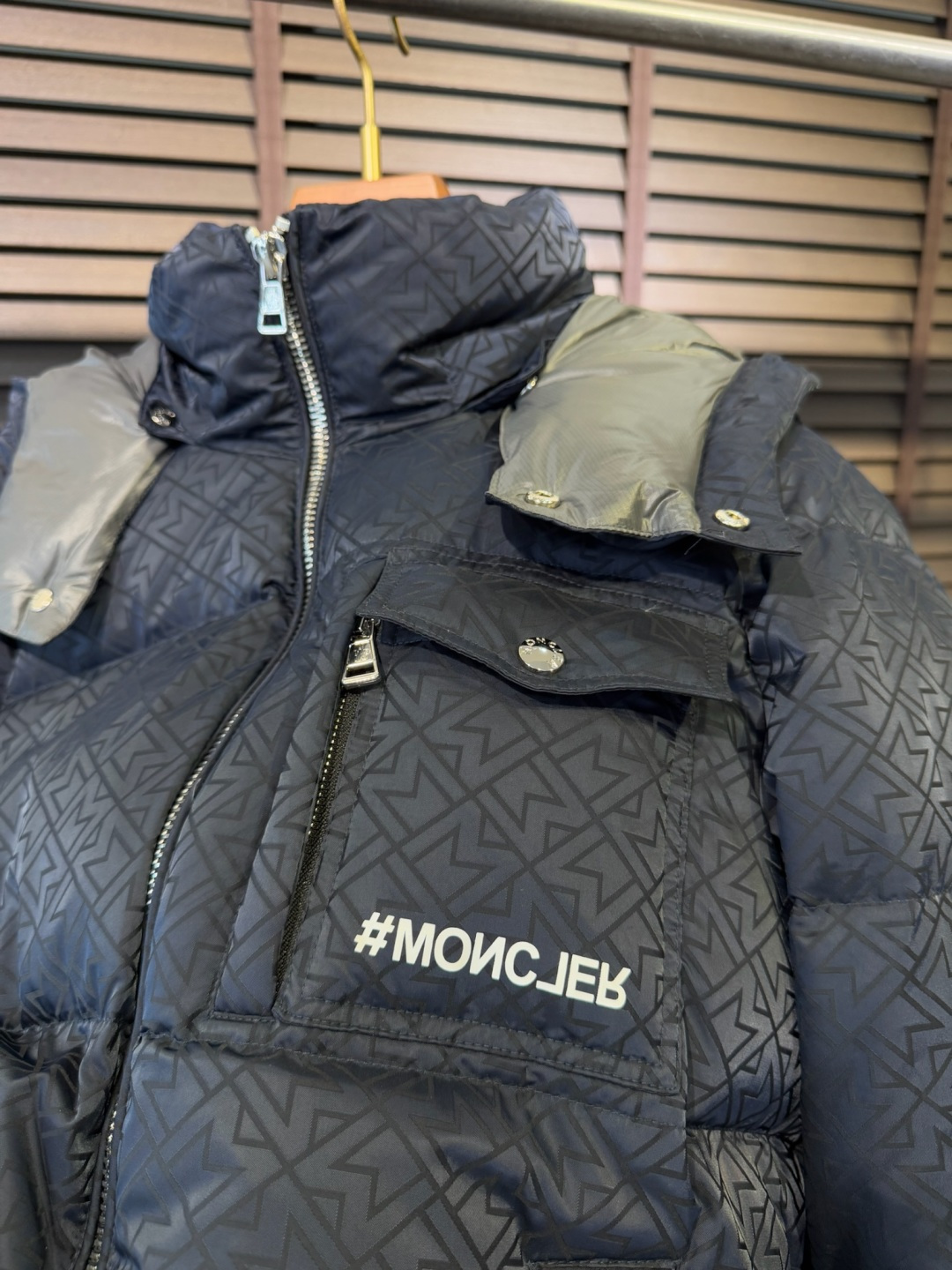 Moncl&蒙👄FW2025新款羽绒服。连帽拼接立领设计，男女同款，时尚感满满。采用定制面料，防风防雨，