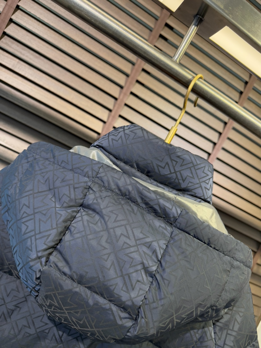 Moncl&蒙👄FW2025新款羽绒服。连帽拼接立领设计，男女同款，时尚感满满。采用定制面料，防风防雨，