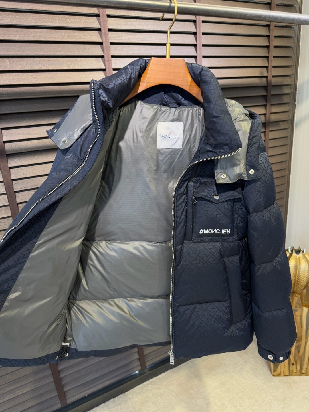 Moncl&蒙👄FW2025新款羽绒服。连帽拼接立领设计，男女同款，时尚感满满。采用定制面料，防风防雨，