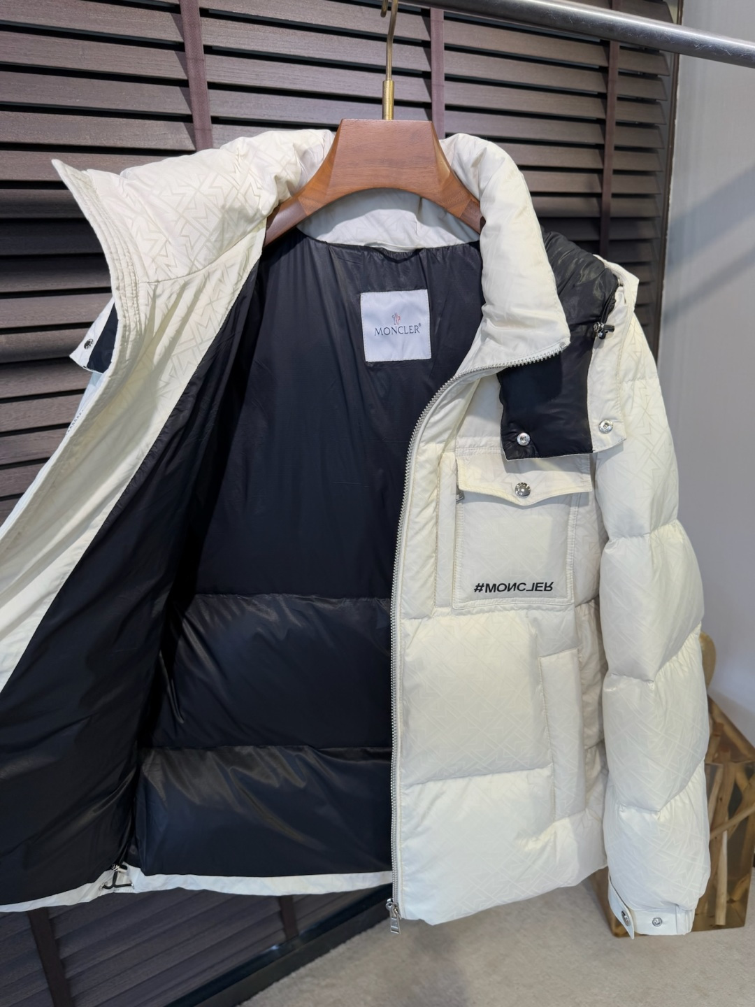 Moncl&蒙👄FW2025新款羽绒服。连帽拼接立领设计，男女同款，时尚感满满。采用定制面料，防风防雨，